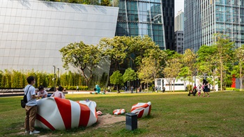 The elements of the sculpture “Cam<sup>4</sup> Kau<sup>4</sup>” form a circle which allows visitors to sit facing one another, encouraging communication and interaction in the community.